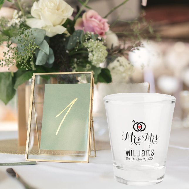 Modern Mr. Mrs. Name Date & Rings Design, Hochzeit Schnapsglas (Von Creator hochgeladen)