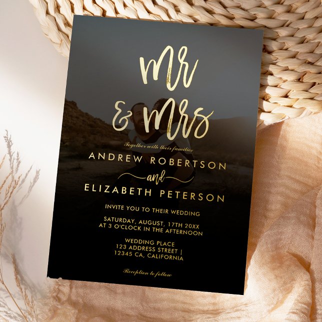 Modern Mr. Mrs. script Foto Hochzeit Gold Folieneinladung (Von Creator hochgeladen)