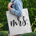 Modern Mrs Bride Wedding All-over Print Tote Bag<br><div class="desc">Moderne Mrs. Bride Wedding Extravagante Black Script Typografy Medium All-Over Printed Tote Bag bietet ein trendiges stilvolles Design, das ein einzigartig schönes Hochzeitsgeschenk für sich selbst, die besten Freunde oder die Familie der neuen Braut oder Braut zu sein, die Sie Liebe. Vielen Dank für Ihren Kauf. #womens #fashion #beautiful #hübsch...</div>