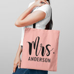 Modern Mrs. Pink Black Script Wedding Monogram<br><div class="desc">Die Tasche mit dem verheirateten Nachnamen der Braut ist fett und modern mit dem Dreh- und Angelschreiber. Sie ist in schwarzem,  rosa,  schwarzem Text gehalten. Zweiseitige Gestaltung.</div>