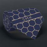 Modern Navy Blue Gold Foil Geometric Monogram Krawatte<br><div class="desc">Moderne Navy Blue Gold Foil Geometric Monogram Necktie in einem stilvollen Muster von goldenen Hexagons auf einem eleganten marineblauen Hintergrund. Einfach mit Text, Schriftart und Farben anpassen. Erstellt von Zazzle pro Designer BK Thompson © exklusiv für Cedar und String; bitte kontaktieren Sie uns unter cedarandstring@gmail.com , wenn Sie Hilfe benötigen,...</div>