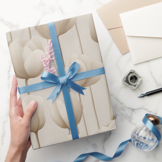 Modern Neutral Tulip Ivory Floral Pattern Geschenkpapier (Schenken)