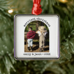 Modern One Foto Minimalistisch Simple Arch Christm Ornament Aus Metall<br><div class="desc">Mit der Minimalistisch Simple Arch Weihnachtskarte "Modern One Foto" präsentiert sich die zeitgenössische Weihnachtskarte mit einer Touch Vintagen Buffalo-karierten Tartan. Die Weihnachtskarte der Familie ist die perfekte Wahl, um den Geist der Saison mit einem Single, das von Foto geschätzt wird, zu erfassen. Die moderne, schlichte Grußkarte besticht durch zeitlose Eleganz...</div>