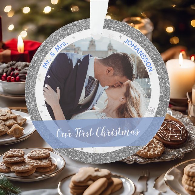 Modern Our First Christmas als Mr. and Mrs. 2 Foto Ornament (Our First Christmas as Mr. and Mrs. Elegant Silver Glitter Christmas Ornament 2 Photos Snowflakes)