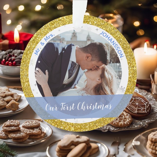 Modern Our First Christmas als Mr. and Mrs. 2 Foto Ornament (Our First Christmas Together as Mr. and Mrs. Elegant Golden Glitter Christmas Ornament 2 Photos Snow)