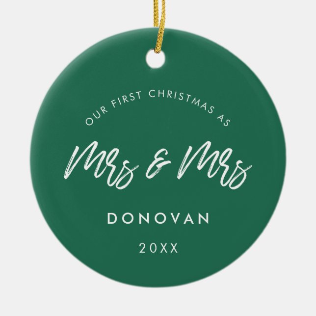 Modern Our First Christmas als Mrs. und Mrs. Green Keramik Ornament (Vorne)