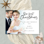 Modern Our First Christmas Mr. Mrs. Foto Feiertagskarte<br><div class="desc">Moderne unsere ersten Weihnachten als Mr. und Mrs. Foto. Verfügbar in digitaler Form und gedruckt. Lieblich zu feiern Ihre 1. verheirateten Weihnachten. Ein spielerisches Set-Skript für "Unsere ersten Weihnachten" und die Erholung des Textes ist leicht zu personalisieren. Ersetzen Sie das Beispiel-Foto durch Ihren eigenen Favoriten. Ein Gradientenüberlagerungsschicht befindet sich oben...</div>