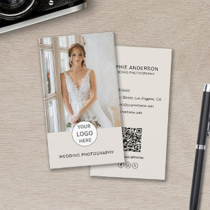 Modern Photographer Logo Foto QR Social Media Tan Visitenkarte