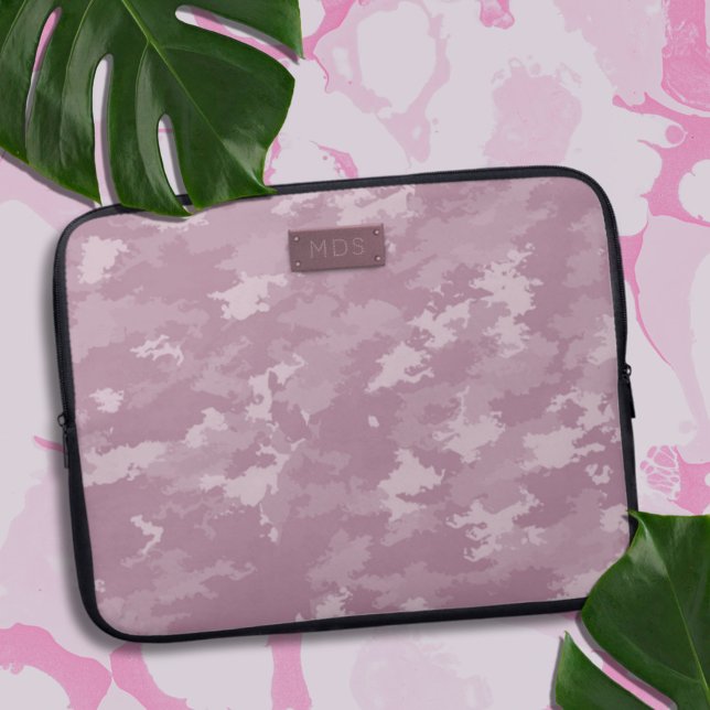 Modern Pink Camo Stylish Camouflage Laptopschutzhülle (A blush pink camo laptop sleeve with space for your initials)