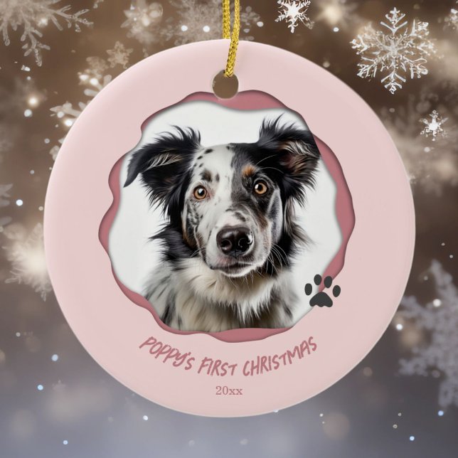 Modern Pink Dog Erste Weihnachten Keramik Ornament (Von Creator hochgeladen)