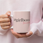 Modern Pink Girl Boss & Name Best Girly Kaffeetasse<br><div class="desc">Auf Zazzle präsentiert sich die Kollektion "Modern Pink Girl Boss & Name! Diese trendige und stilvolle Kollektion ist perfekt für alle starken, unabhängigen Frauen da draußen, die ihre Karriere gestalten und eine Erklärung abgeben. Ob Sie selbst ein Girl-Chef sind oder ein fantastisches Geschenk für ein solches suchen, diese Kollektion wird...</div>