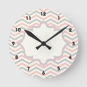 Modern pink, grey, ivory chevron pattern custom runde wanduhr