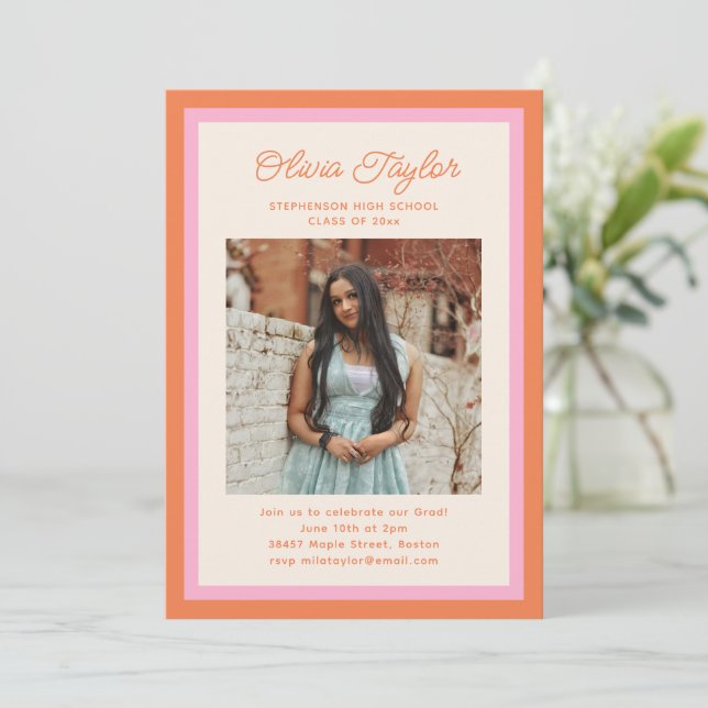 Modern Pink Orange Border Photo Graduation Party Einladung (Stehend Vorderseite)