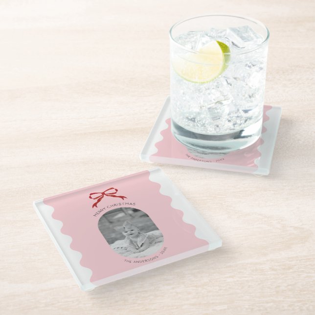 Modern Pink Scallop Red Bow Weihnachts-Foto Glasuntersetzer (Schrägansicht)