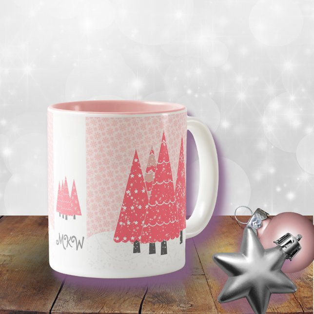 Modern Pink Weihnachtsbaumen Monogram Zweifarbige Tasse (Von Creator hochgeladen)