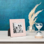 Modern Pink & White Family Foto | Fotoplatte<br><div class="desc">Dieses moderne,  in Rosa und Weiß gehaltene Foto strahlt ein Gefühl von Zusammengehörigkeit,  Liebe und zeitgenössischem Stil aus. Es fängt einen Moment der Freude und Einheit ein und zeigt die Schönheit der Familie und ihre harmonische Verbindung.</div>