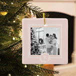 Modern Pink & White Family Foto | Keramikornament<br><div class="desc">Dieses moderne,  in Rosa und Weiß gehaltene Foto strahlt ein Gefühl von Zusammengehörigkeit,  Liebe und zeitgenössischem Stil aus. Es fängt einen Moment der Freude und Einheit ein und zeigt die Schönheit der Familie und ihre harmonische Verbindung.</div>
