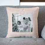 Modern Pink & White Family Foto | Kissen<br><div class="desc">Dieses moderne,  in Rosa und Weiß gehaltene Foto strahlt ein Gefühl von Zusammengehörigkeit,  Liebe und zeitgenössischem Stil aus. Es fängt einen Moment der Freude und Einheit ein und zeigt die Schönheit der Familie und ihre harmonische Verbindung.</div>