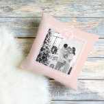 Modern Pink & White Family Foto | Kissen<br><div class="desc">Dieses moderne,  in Rosa und Weiß gehaltene Foto strahlt ein Gefühl von Zusammengehörigkeit,  Liebe und zeitgenössischem Stil aus. Es fängt einen Moment der Freude und Einheit ein und zeigt die Schönheit der Familie und ihre harmonische Verbindung.</div>