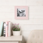 Modern Pink & White Family Foto | Quadratische Wanduhr<br><div class="desc">Dieses moderne, in Rosa und Weiß gehaltene Foto strahlt ein Gefühl von Zusammengehörigkeit, Liebe und zeitgenössischem Stil aus. Es fängt einen Moment der Freude und Einheit ein und zeigt die Schönheit der Familie und ihre harmonische Verbindung.</div>