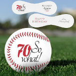 Modern Positive Funny 70 So, was 70. Geburtstag Baseball<br><div class="desc">Eine individuelle Geschenkidee zum 70. Geburtstag für eine Person, die Baseball oder jede Sportart Lieben. Ein Baseball für einen Mann oder eine Frau, die den siebzigsten Geburtstag feiert und ein Gefühl von Spaß hat. 70 so was, und phantastisch seit ist ein lustiger und motivierend Text. Personalisieren Sie den Namen, das...</div>