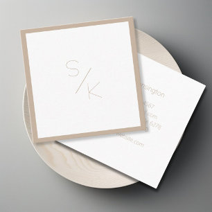 Modern Pur Beige White Monogram Business Card Quadratische Visitenkarte