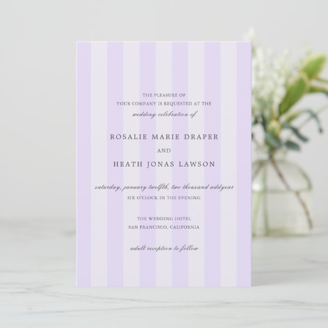 Modern Purple Stripes Elegant Wedding Einladung (Stehend Vorderseite)
