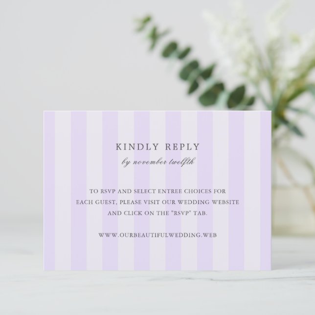Modern Purple Stripes Elegant Wedding RSVP Card Karte (Stehend Vorderseite)