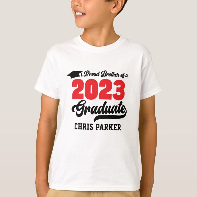 Modern Red Bold Proud Brother of a 2023 Graduate T-Shirt (Vorderseite)
