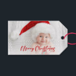 Modern Red Merry Christmas Script Foto Geschenkanhänger<br><div class="desc">Modernes und festlich rotes Weihnachtsbürstenskript,  das mit bearbeitbarem Textfeld,  optionalem weißem opaken Filter und Fotovorlage grüßt. Zurück mit gemütlichem,  weißem Strick-Stich-Hintergrund und komplementärem Pinselskript.</div>