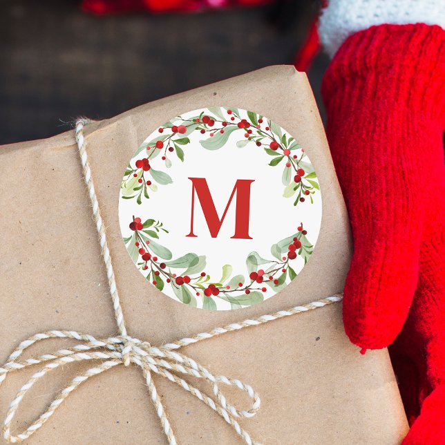 Modern Red Monogram Wreath Berries Weihnachten Runder Aufkleber (Von Creator hochgeladen)