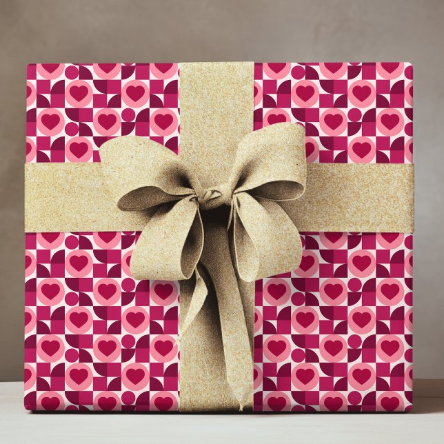Modern Red Pink Geometric Love Heart Pattern Geschenkpapier (Von Creator hochgeladen)