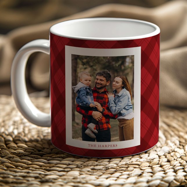 Modern Red Plaid Rustic Monogram Photo Christmas Kaffeetasse (Modern red plaid rustic monogram photo Christmas mug.)