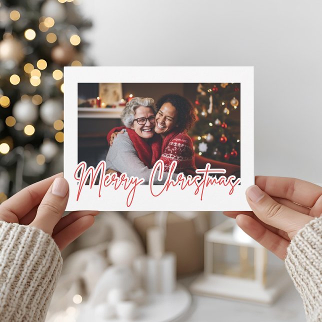 Modern Red Script Merry Christmas Photo Postkarte (Von Creator hochgeladen)