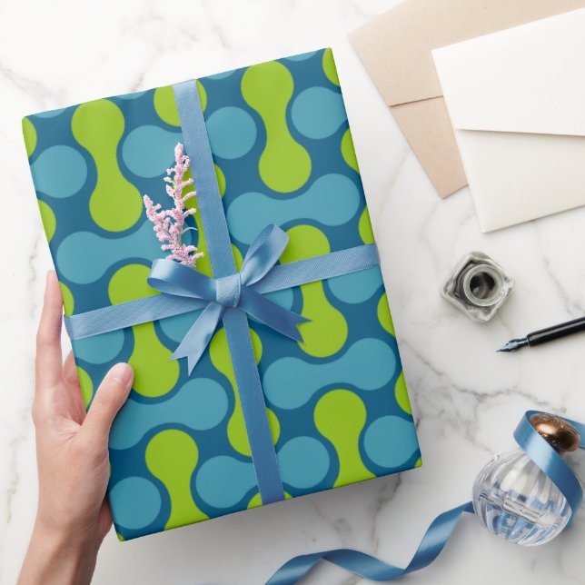 Modern Retro Link Pattern in Blue and Green Geschenkpapier (Schenken)