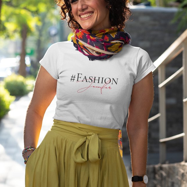 Modern rosa, benutzerdefiniertes Hashtag und Name  T-Shirt (Von Creator hochgeladen)