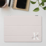 Modern rosa Personalisierter Monogramm-Name iPad Pro Cover<br><div class="desc">Individuell gestaltete iPad-Abdeckung mit modernem Handskriptmonogramm mit individuellem Initial- und Namen.</div>