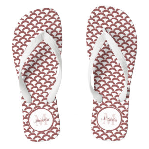 Modern Rosy Brown White Scallops Monogramm und Nam Flip Flops