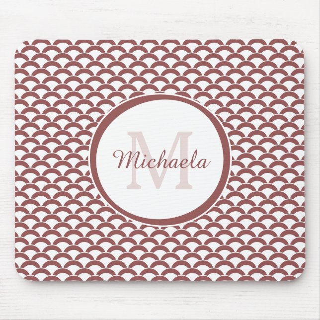 Modern Rosy Brown White Scallops Monogramm und Nam Mousepad (Vorne)
