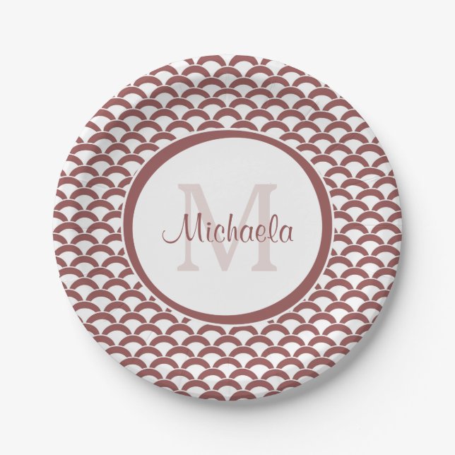 Modern Rosy Brown White Scallops Monogramm und Nam Pappteller (Vorderseite)