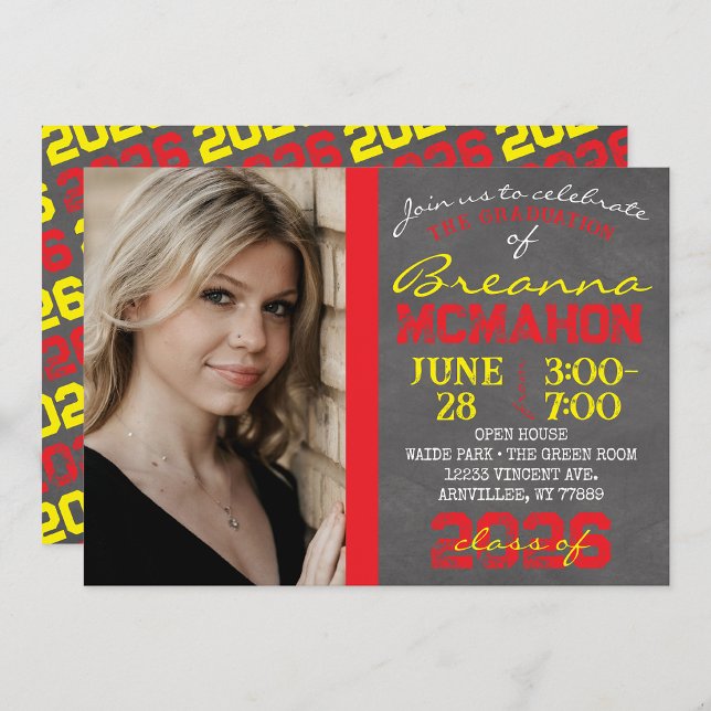 Modern roter und gelber Abschluss Einladung (Repeating Class Year Chalkboard Graduation Photo Invitations)