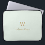 Modern Sage Green Gold Script Monogram Laptopschutzhülle<br><div class="desc">Modernes,  elegantes Monogramm-Design mit handgeschriebener,  minimalistischer Schrifttyp-Schrift und serifenloser Blocktypografie auf elegantem pastellfarbenem Sage Green Hintergrund. Das Monogramm und der Name können leicht personalisiert werden.</div>