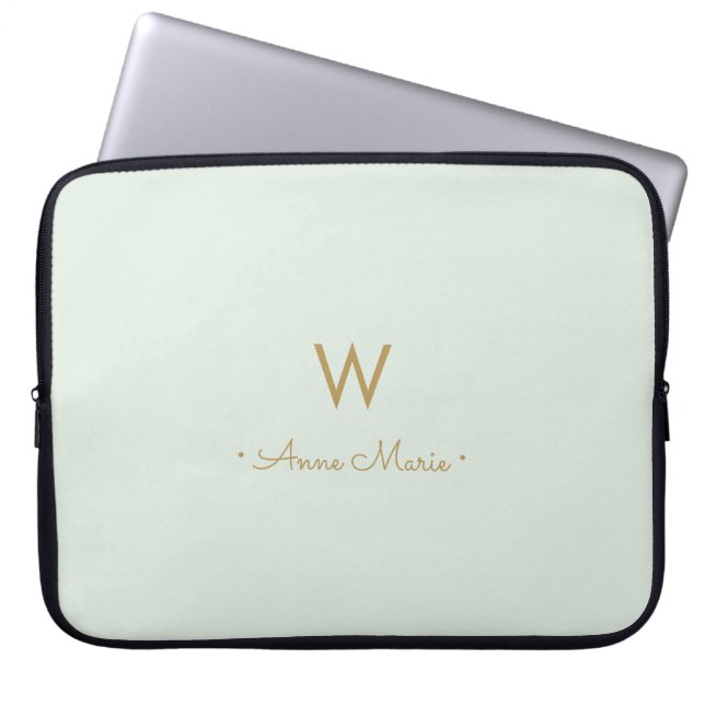 Modern Sage Green Gold Script Monogram Laptopschutzhülle (Vorderseite)