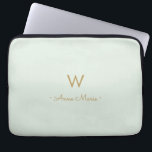 Modern Sage Green Gold Script Monogram Laptopschutzhülle<br><div class="desc">Modernes,  elegantes Monogramm-Design mit handgeschriebener,  minimalistischer Schrifttyp-Schrift und serifenloser Blocktypografie auf elegantem pastellfarbenem Sage Green Hintergrund. Das Monogramm und der Name können leicht personalisiert werden.</div>