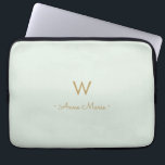 Modern Sage Green Gold Script Monogram Laptopschutzhülle<br><div class="desc">Modernes,  elegantes Monogramm-Design mit handgeschriebener,  minimalistischer Schrifttyp-Schrift und serifenloser Blocktypografie auf elegantem pastellfarbenem Sage Green Hintergrund. Das Monogramm und der Name können leicht personalisiert werden.</div>