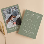 Modern Sage Green Minimalistisch Foto Calendar Boh Save The Date<br><div class="desc">Modern Sage Green Minimalistisch Foto Kalender Boho Save the Date. Einfach personalisieren, indem Sie jede Information ersetzen. Bitte laden Sie ein vertikales/portrait Foto hoch. Bewegen Sie den Kreis, indem Sie weiter auf Anpassen klicken. Stellen Sie sicher, dass Sie die Vorschau vor dem Hinzufügen zum Warenkorb Karo haben. (Beispiel Foto von...</div>