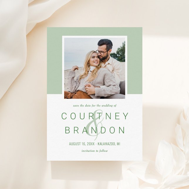 Modern Sage Green Monogram Wedding Foto Save The Date (Von Creator hochgeladen)