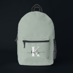 Modern Sage Green Script Monogram Bedruckter Rucksack<br><div class="desc">Dieser schlichte, elegante schlanke, grüne Rucksack mit Ihrem Vornamen in einem trendigen Script-Schriftart in schwarz und Ihr erster Einstieg in einen modernen, weiß gekleideten Schriftart ist perfekt für Sie. Es ist stilvoll und trendig und dennoch sehr klassisch. Es wird für die Schule, den Fitnessraum, Ausflüge, Wanderungen, Shopping, Fahrradfahren, etc. fantastisch...</div>