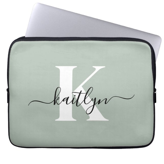 Modern Sage Green Script Monogram Laptopschutzhülle (Vorderseite)