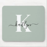 Modern Sage Green Script Monogram Mousepad<br><div class="desc">Dieses schlichte,  elegante schlanke grüne Mousepad mit Ihrem Vornamen in einem trendigen Script-Schriftart in schwarz und Ihr erster Einstieg in einen modernen,  weiß gestrichenen Schriftart ist perfekt für Ihr Büro/Ihren Schreibtisch. Es ist stilvoll und trendig und dennoch sehr klassisch.</div>